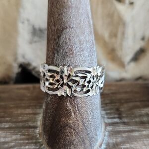 Elegant Silver Filigree Women's Ring